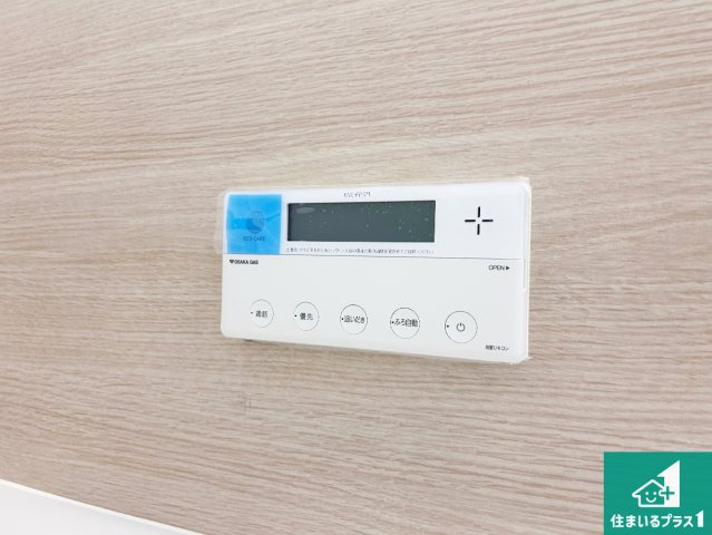 神戸市北区山の街　新築一戸建てのキッチン|リビングと統一感があり、使い勝手のいいキッチン。広々としているので、二人並んで作業が出来ちゃいます。お子様と一緒に色々なお料理に挑戦できるスペースがあります。