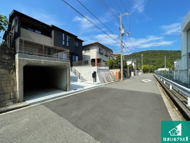 神戸市須磨区若草町　新築一戸建ての前面道路含む現地写真|周辺は閑静な住宅街！前面道路広々で車の出し入れも便利です。駐車が苦手な方でも安心して車庫入れできます！