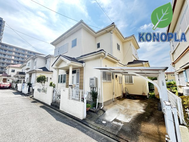 【中古戸建】深谷市東方の外観|■外観｜清潔感のあるホワイトを用い、広がる青空や周囲の緑に映える印象的な邸宅景観を創出♪