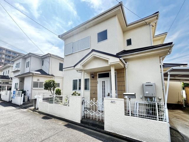 【中古戸建】深谷市東方の外観|■外観｜昼は青空に、夕暮れ時はやわらかな光に映える美しい外壁です(*^^*)
