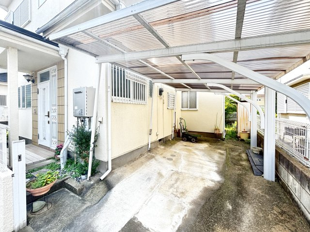 【中古戸建】深谷市東方の駐車場|■外観｜愛車を雨や雹、鳥の糞などから守ることができる嬉しいカーポート付き♪