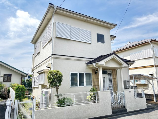 【中古戸建】深谷市東方の外観|■外観｜光をやさしく反射する外壁により、日中はより開放的で爽やかな印象となり、住まい全体を明るく見せてくれます♪