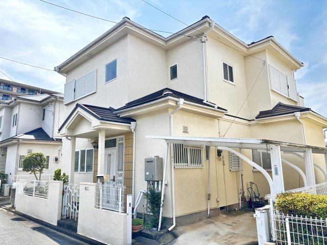 【中古戸建】深谷市東方の外観|外観｜窓の配置や、爽やかな白ベースの外観が清潔感をもたらします。まっさらなキャンバスのような家にこだわりを彩って…始めよう、あなただけの豊かな暮らし( ＾＾ )
