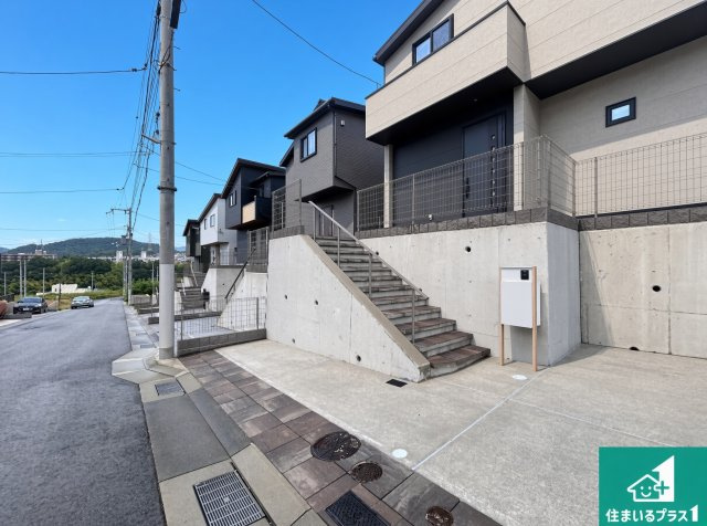 ■神戸市北区山の街　新築一戸建ての前面道路含む現地写真|周辺は閑静な住宅街！前面道路広々で車の出し入れも便利です。駐車が苦手な方でも安心して車庫入れできます！