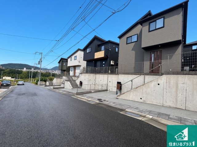 ■神戸市北区山の街　新築一戸建ての前面道路含む現地写真|周辺は閑静な住宅街！前面道路広々で車の出し入れも便利です。駐車が苦手な方でも安心して車庫入れできます！