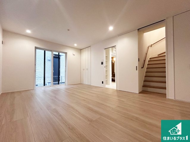 ■神戸市北区山の街　新築一戸建ての居間・リビング|日当たり良好の明るいリビングで朝の目覚めもスッキリできそう！対面キッチンでご家族のコミュニケーションも自然と増える設計！小さなお子様が遊ぶスペースを作っても広々とくつろげるLDK！
