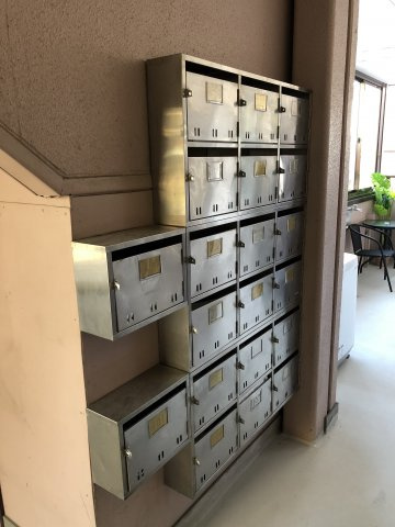 サニーヒル美原町のエントランス|集合ポストです