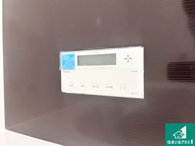 ■神戸市北区山の街　新築一戸建ての発電・温水設備|給湯器リモコン（浴室側）省エネタイプの給湯器でお湯はり・追い炊き自由自在！お子様から高齢者の方まで、みんなが操作しやすいボタン配置です。