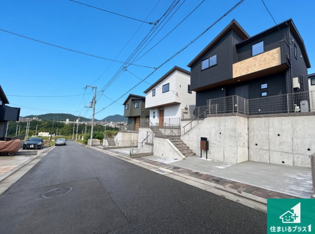 ■神戸市北区山の街　新築一戸建ての前面道路含む現地写真|周辺は閑静な住宅街！前面道路広々で車の出し入れも便利です。駐車が苦手な方でも安心して車庫入れできます！