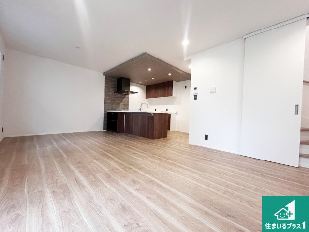 ■神戸市北区山の街　新築一戸建ての居間・リビング|シンプルなリビングは、観葉植物等のインテリアを楽しめますね！パパ好みにも、ママ好みにも家具次第で雰囲気を変えることができます！