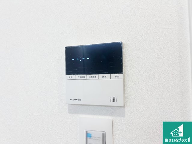 神戸市北区山の街　新築一戸建ての居間・リビング|シンプルなリビングは、観葉植物等のインテリアを楽しめますね！パパ好みにも、ママ好みにも家具次第で雰囲気を変えることができます！