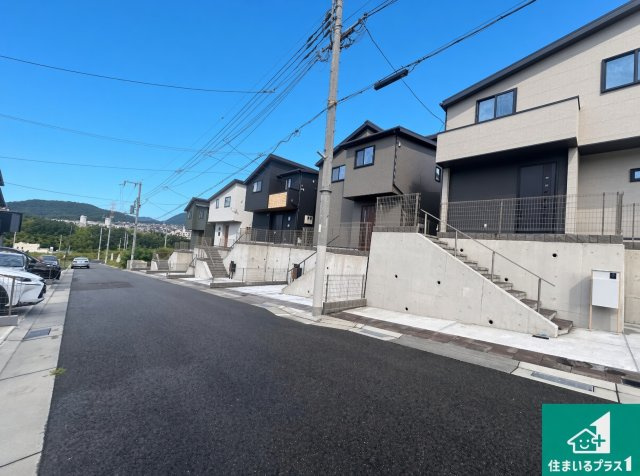 ■神戸市北区山の街　新築一戸建ての前面道路含む現地写真|周辺は閑静な住宅街！前面道路広々で車の出し入れも便利です。駐車が苦手な方でも安心して車庫入れできます！