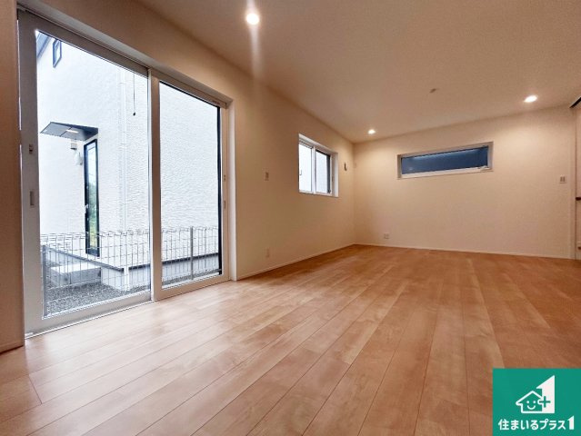 ■神戸市北区山の街　新築一戸建ての居間・リビング|日当たり良好の明るいリビングで朝の目覚めもスッキリできそう！対面キッチンでご家族のコミュニケーションも自然と増える設計！小さなお子様が遊ぶスペースを作っても広々とくつろげるLDK！