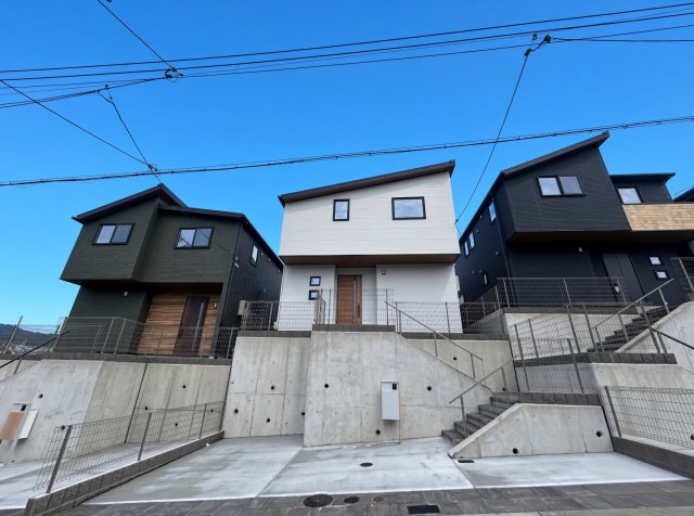 ■神戸市北区山の街　新築一戸建ての外観|安心の10年保証！外観を美しく保ち、雨水で汚れを落とします！気になることがありましたら、お気軽にお問い合わせください！