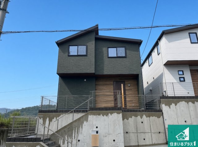 神戸市北区山の街　新築一戸建ての外観|周辺は閑静な住宅街！前面道路広々で車の出し入れも便利です。駐車が苦手な方でも安心して車庫入れできます！