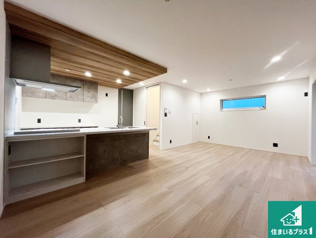 神戸市北区山の街　新築一戸建ての居間・リビング|シンプルなリビングは、観葉植物等のインテリアを楽しめますね！パパ好みにも、ママ好みにも家具次第で雰囲気を変えることができます！