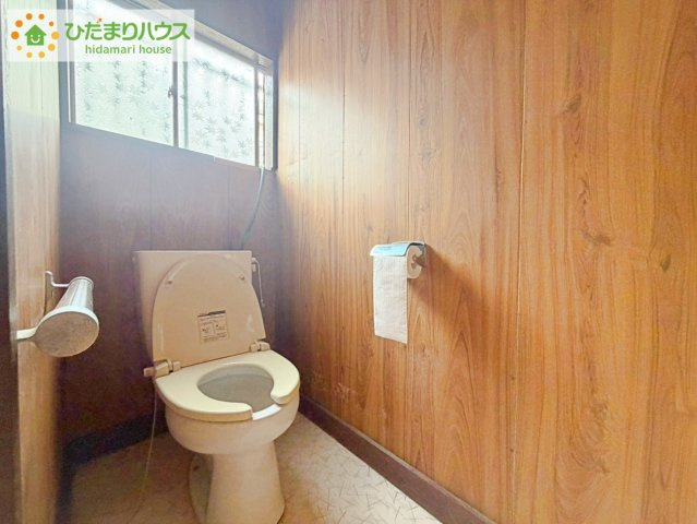 日立市西成沢町2丁目　中古戸建のトイレ|小窓が付いているので、トイレも明るい空間になっております♪