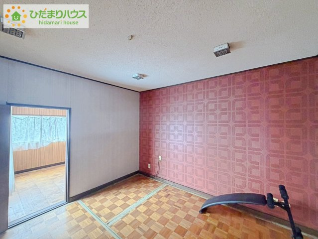 日立市西成沢町2丁目　中古戸建の寝室|気品のある柄のアクセントクロス♪寝室をおしゃれに演出してくれます(*^^*)