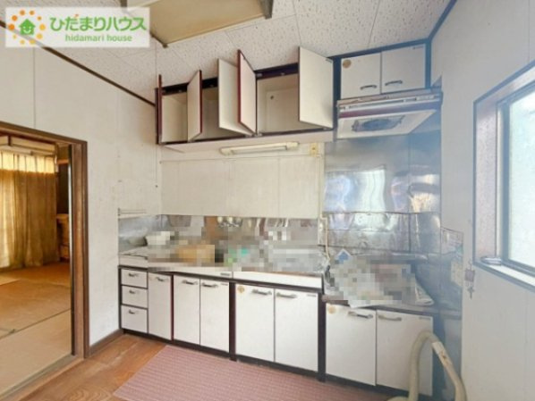 日立市西成沢町2丁目　中古戸建のキッチン|備え付け収納で、スッキリお片付け！