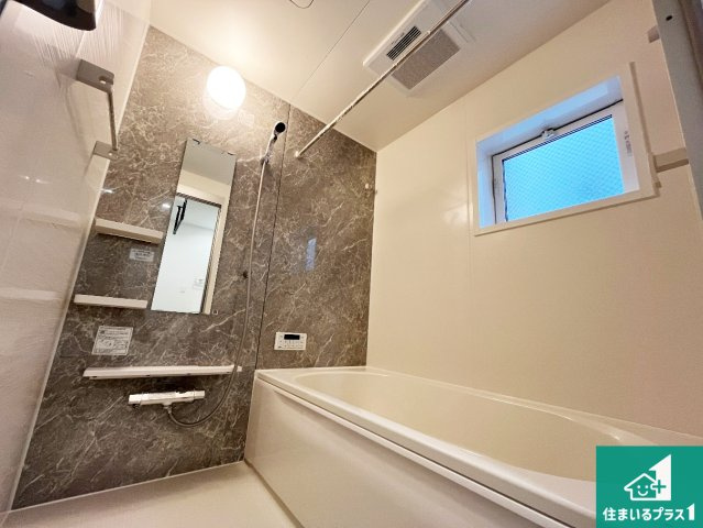 宇治市五ケ庄大林　新築一戸建ての浴室|足をゆったり伸ばして寛げる浴槽です。窓が設けられていますので差し込む光が明るく穏やかな雰囲気にしてくれます♪浴室乾燥機も設置しているので、雨の日の洗濯物も安心です♪
