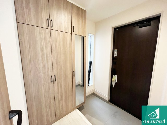 宇治市五ケ庄大林　新築一戸建ての玄関|シューズボックスにはたくさんの靴が収納できるので玄関周りはいつもスッキリ！ご家族が増えても安心！