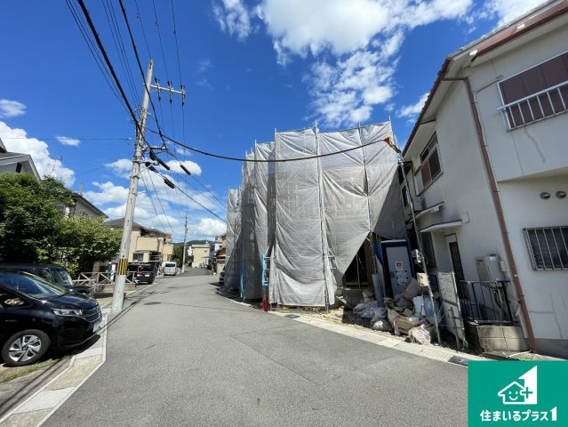宇治市五ケ庄大林　新築一戸建ての前面道路含む現地写真