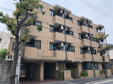 オートロックで外部の人間が簡単に出入りできないため安心です。