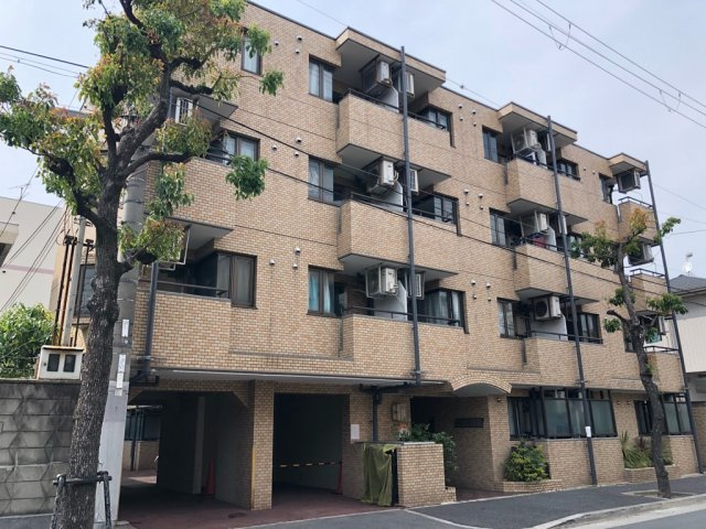 オートロックで外部の人間が簡単に出入りできないため安心です。