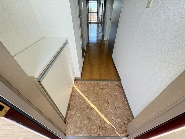 ビューシャトルの玄関|写真は同建物の別部屋を参考に掲載しております。