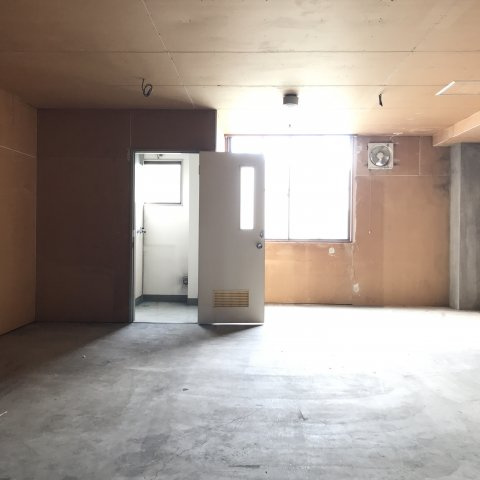 沼間ビルのその他|窓が多くあり明るい室内
