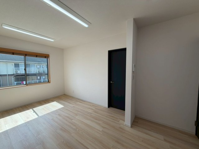 メルディアキューブ箕面牧落 Office & Garage	の居間・リビング