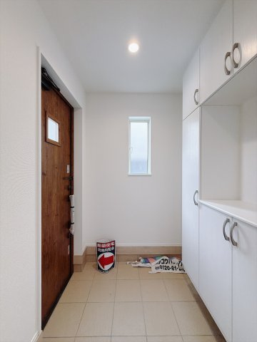 【新築戸建】高崎市石原町519番の玄関|■玄関｜「玄関から、我が家を心地よく。自然の風や光を感じられる気持ちのいい玄関へ。」永く居心地のいい暮らしを演出する快適性能と安心を両立させたドアを採用しました！