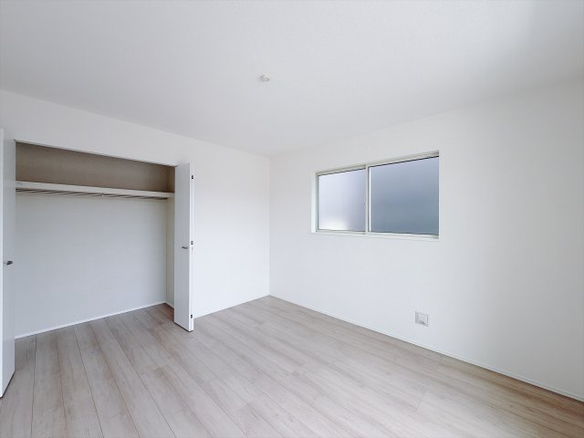 【新築戸建】高崎市石原町519番の洋室|■2階洋室｜お子様の一人部屋にピッタリな洋室。木のぬくもりを感じるフローリングは、天然木の味わいが時とともに深みを増していきます。また、傷にも強く、フリーワックスでお手入れもラクラクです♪