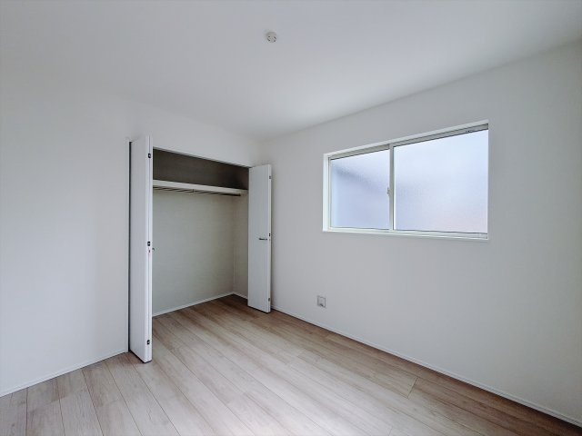 【新築戸建】高崎市石原町519番の洋室|■2階洋室｜ナチュラルカラーの床です。模様替えなどとても楽しく工夫できます♪陽当たり、風通しもとても良いので毎日快適な生活スタートです！子供部屋にも良いですね♪