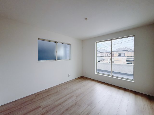 【新築戸建】高崎市石原町519番の洋室|■2階洋室｜2階洋室には大きな窓をご用意しています。日中はあたたかな日差し差し込み自分時間も充実できますね＾＾