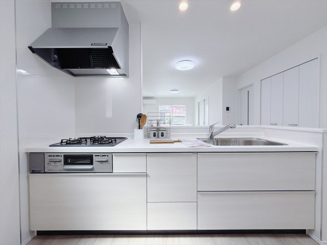 【新築戸建】高崎市石原町519番のキッチン|■キッチン｜作業がはかどる広々カウンタースペース。会話がはずむ「オープンキッチン」なので家族とのコミュニケーションも活発になります。