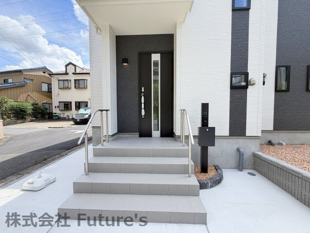 八潮市緑町2丁目　新築戸建　全1棟のエントランス|玄関アプローチ