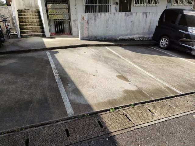 カレッジサイド平安の駐車場