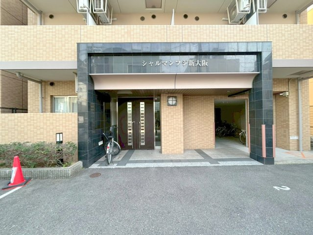 シャルマンフジ新大阪のエントランス