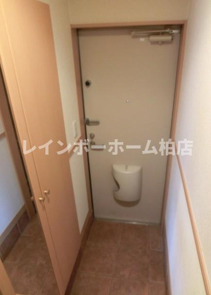 特典：仲介手数料が無料です!!の玄関|明るい玄関です