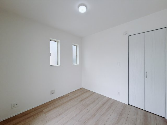 【新築戸建】玉村町下新田227番の洋室|■1階洋室｜リビング横の1階洋室になります♪大きなクローゼットもついていますの、お片付けも安心です♪
