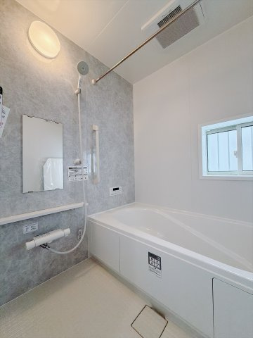 【新築戸建】玉村町下新田227番の浴室|■浴室｜ゆったり足を伸ばせるサイズの浴室(*＾＾*)　夜間のお洗濯や、雨の日のお洗濯に大活躍の浴室暖房乾燥機付き！お子さまとの入浴の際に嬉しいエコベンチ浴槽付きです♪