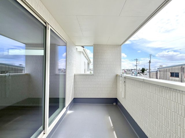【新築戸建】玉村町下新田227番のバルコニー|■バルコニー｜プライバシーが守られたインナーバルコニーは、くつろぎの空間としても、アウトドアの空間としても活躍をしてくれます。