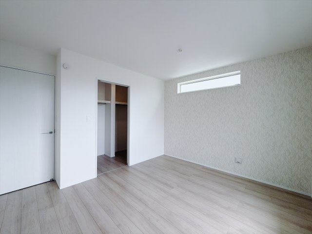 【新築戸建】玉村町下新田227番の洋室|■2階洋室｜ナチュラルカラーの床です。模様替えなどとても楽しく工夫できます♪陽当たり、風通しもとても良いので毎日快適な生活スタートです！子供部屋にも良いですね♪