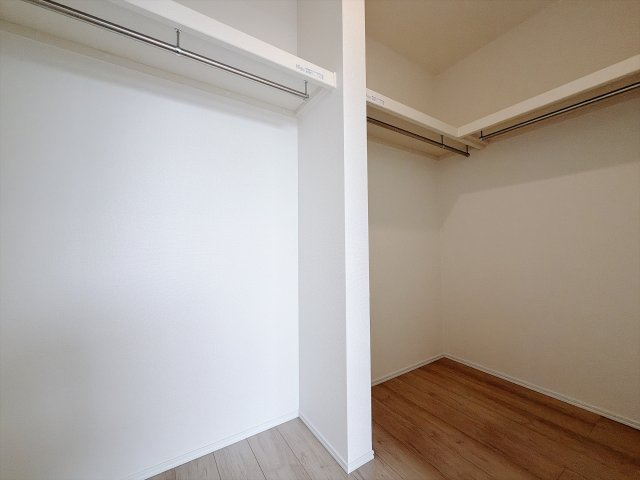【新築戸建】玉村町下新田227番の収納|■WIC｜主寝室には夢のウォークインがございます♪お洋服やバッグだけでなく、増えていくお洋服やご家族での思い出の品もしっかりと収納します( ＾＾ )