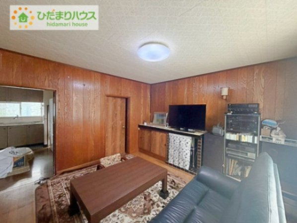 日立市高鈴町4丁目　中古戸建の居間・リビング|リビング大きな窓からは、暖かな日の光が降り注ぎます・・・