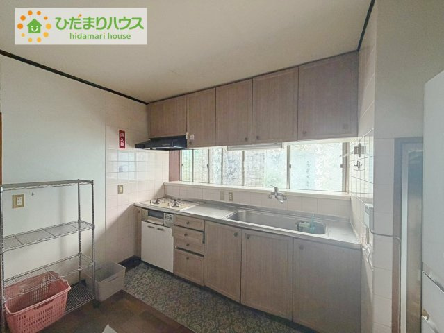 日立市高鈴町4丁目　中古戸建のキッチン|3口コンロと収納豊富なキッチンで、ママの毎日のお料理もはかどります☆