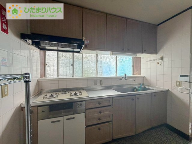 日立市高鈴町4丁目　中古戸建のキッチン|備え付け収納で、スッキリお片付け！