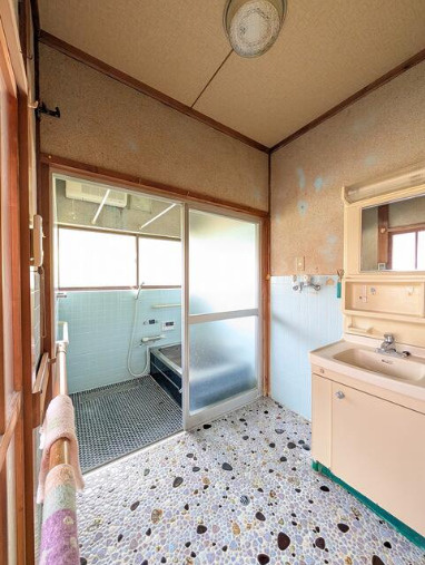 知多郡武豊町字壱町田　中古戸建の洗面所|忙しい朝には欠かせない洗面所です