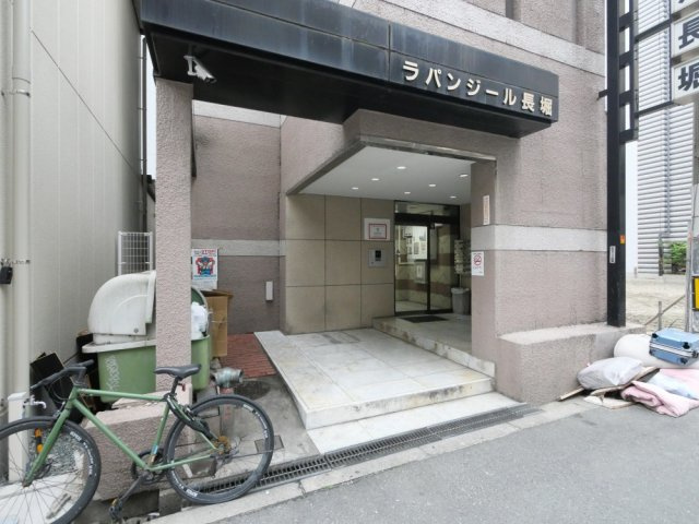大阪市中央区島之内１丁目の賃貸マンションのエントランス